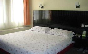 Ji Hotel Shanghai 3*